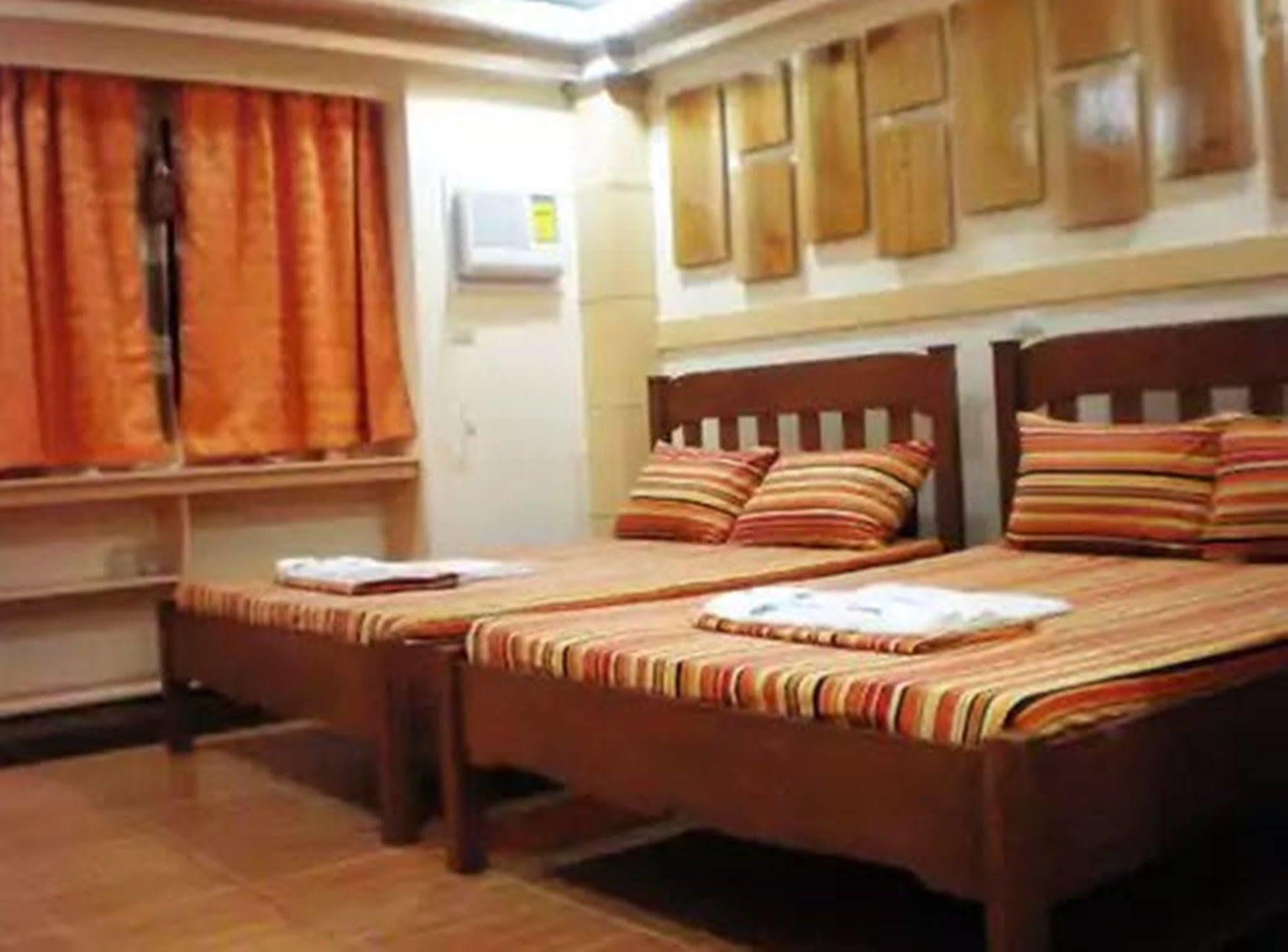 Apartelle De Francesca Puerto Galera Extérieur photo